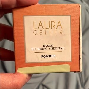 Laura Geller Setting Powder for a Flawless Finish